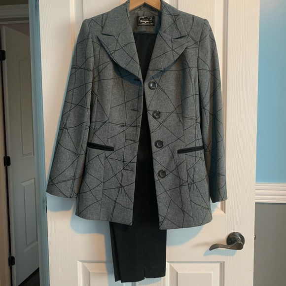 Gray and black suite - Picture 2 of 5